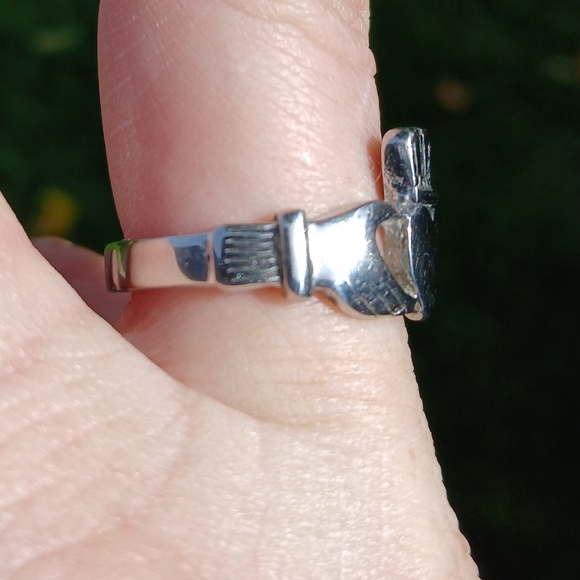 New Men's Silver Claddagh Ring. - Picture 9 of 11